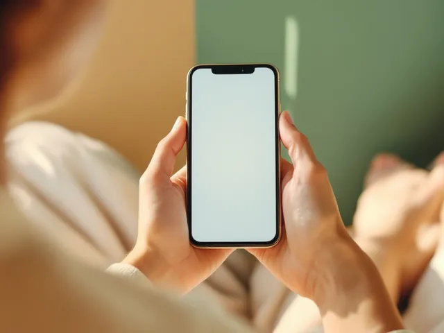 Zwei Hände halten ein Smartphone mit der hetito-App, die einen Betreuungsplan anzeigt. Im Hintergrund ein warmer, neutraler Farbton.